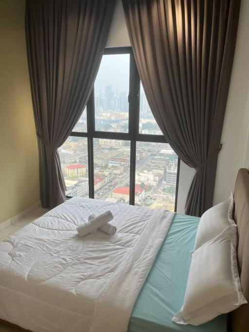 Trion Kl B-31-08 Studio With Iconic Kl City View