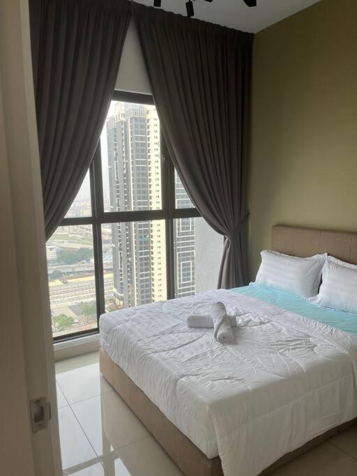 Trion Kl B-31-08 Studio With Iconic Kl City View *