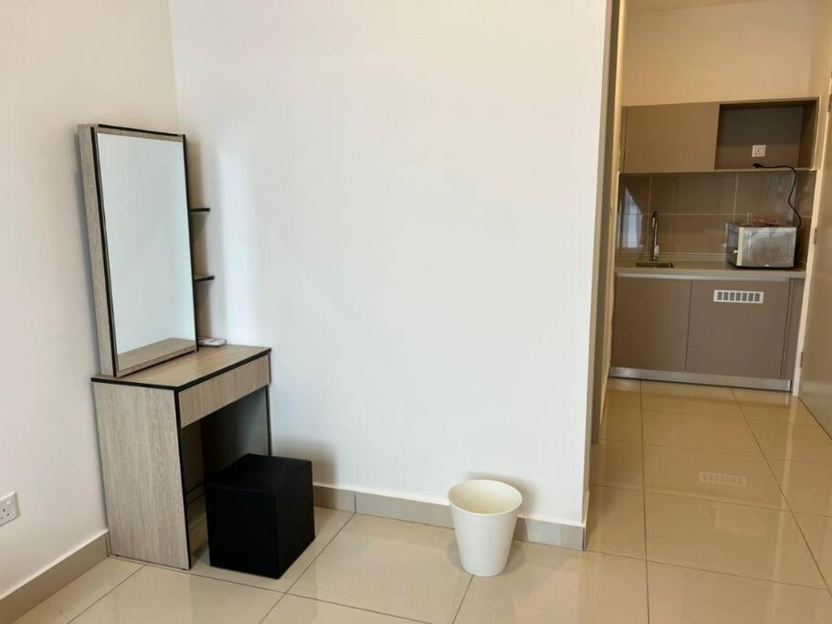 Trion Kl B-31-08 Studio With Iconic Kl City View
